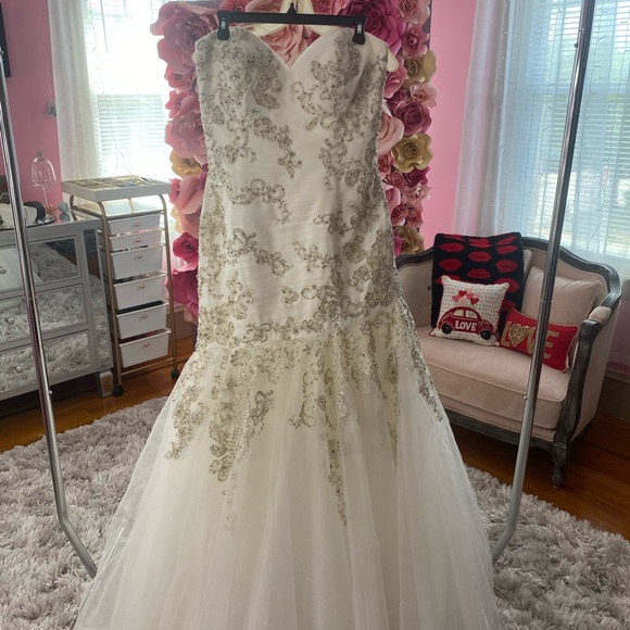 Allure Bridals 9300 wedding dress in ivory/silver - Picture 3 of 16